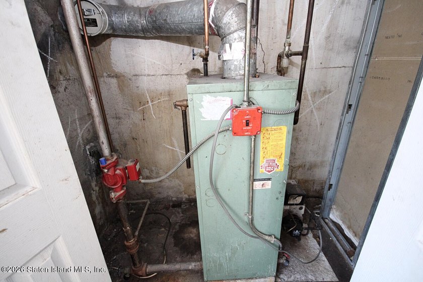 LOCATED IN SUNNYSIDE S.I. THIS IS A ONE FAMILY SEMI-ATTACHED - photo 20