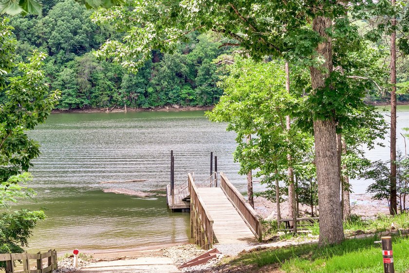 Nice Waterfront lot with 1.36 acres in beautiful Eagle Pointe - photo 5