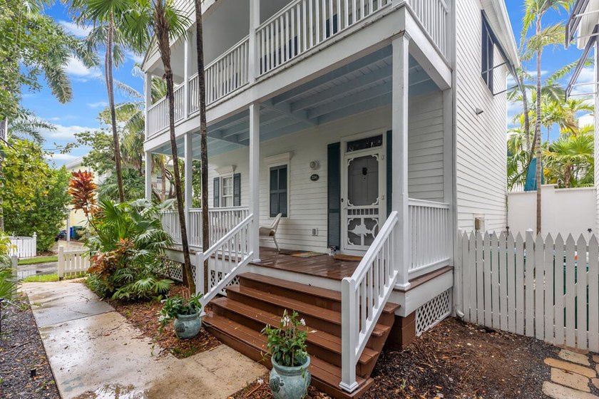 Beautifully appointed home that offers a charming backyard with - photo 2