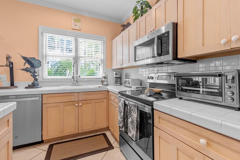 Beautifully appointed home that offers a charming backyard with - photo 4