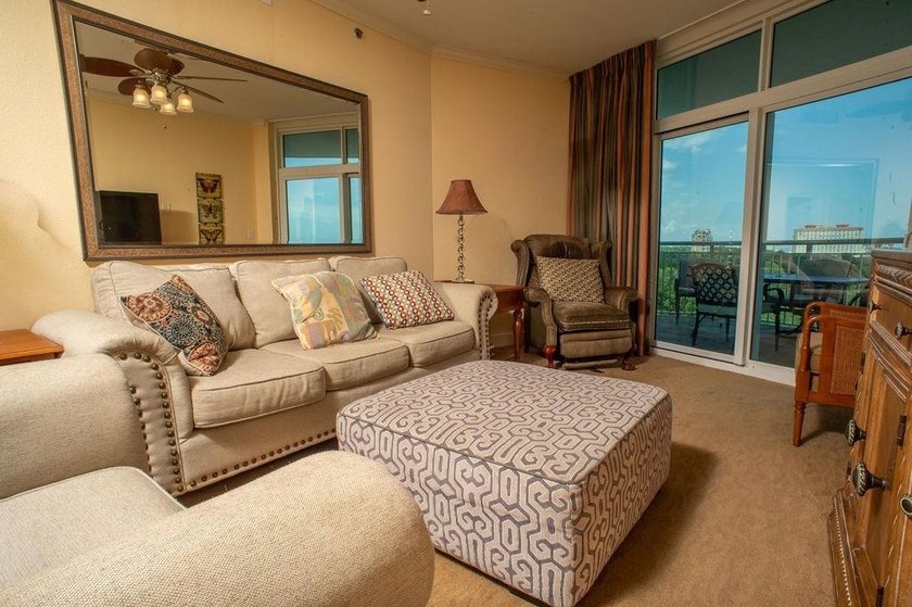 Experience the pinnacle of coastal luxury at Horizon at 77th, a - photo 4