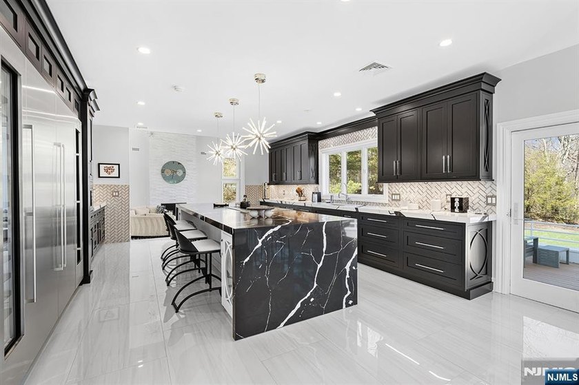 Wake up each day to breathtaking lakefront views in this - photo 14