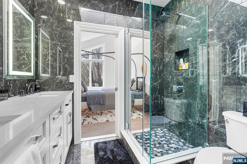Wake up each day to breathtaking lakefront views in this - photo 30