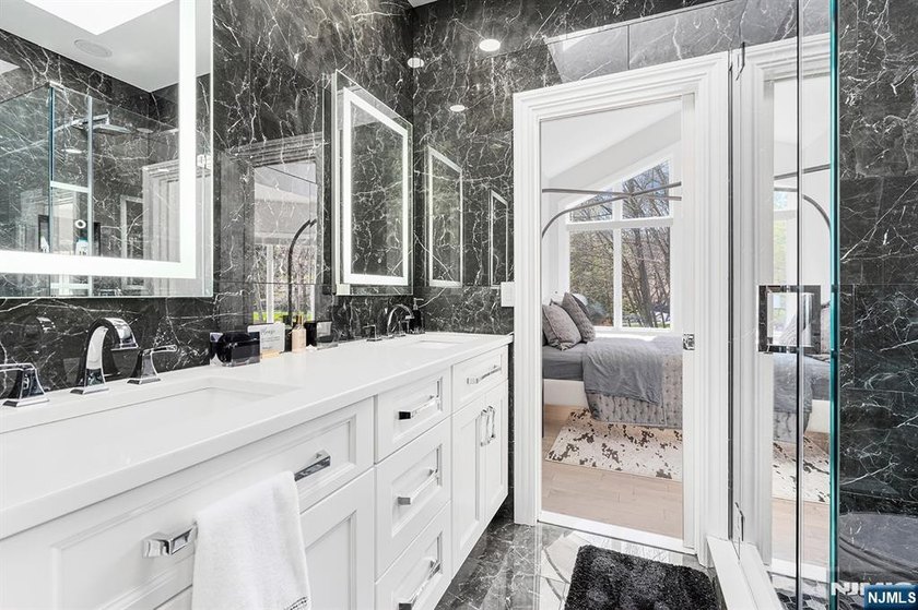 Wake up each day to breathtaking lakefront views in this - photo 31