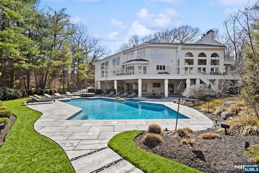 Wake up each day to breathtaking lakefront views in this - photo 46