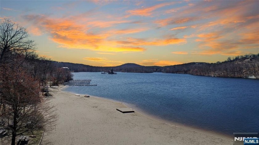 Wake up each day to breathtaking lakefront views in this - photo 49