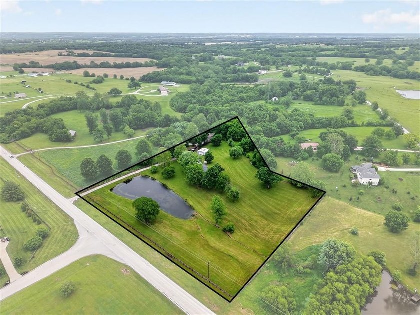 STUNNING SETTING in HOLMES CREEK ESTATES w/ POND &amp; OUTBUILDING!! - photo 2