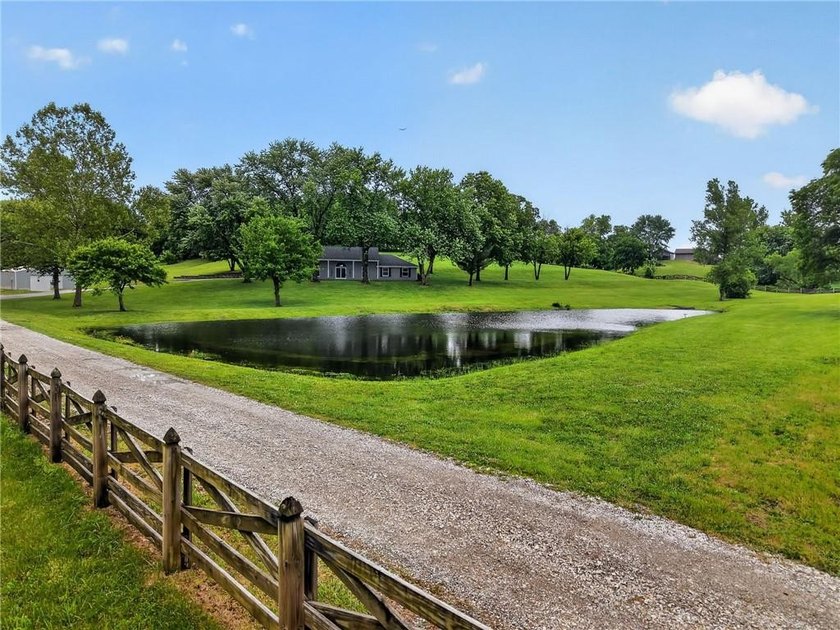 STUNNING SETTING in HOLMES CREEK ESTATES w/ POND &amp; OUTBUILDING!! - photo 3