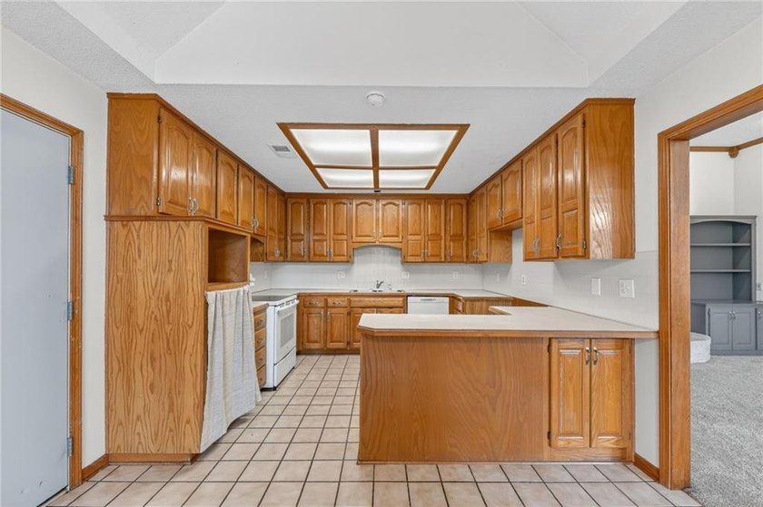 STUNNING SETTING in HOLMES CREEK ESTATES w/ POND &amp; OUTBUILDING!! - photo 9