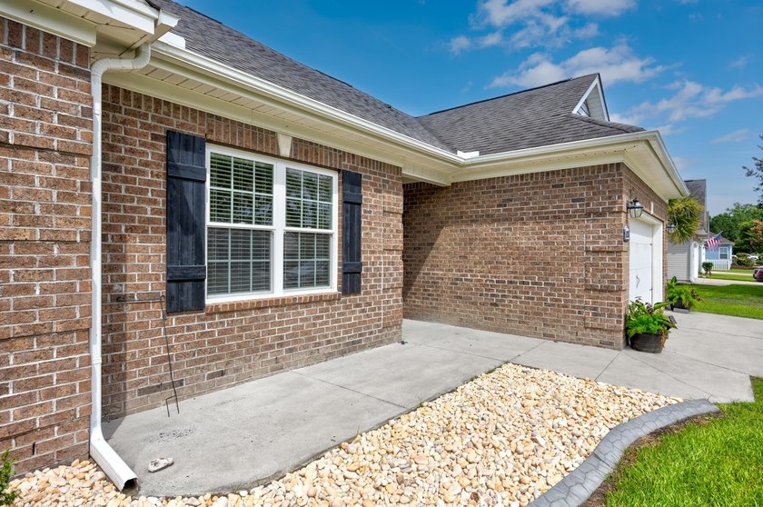 This lovely waterview 3BR / 2BA 2 car garage all Brick home in - photo 4