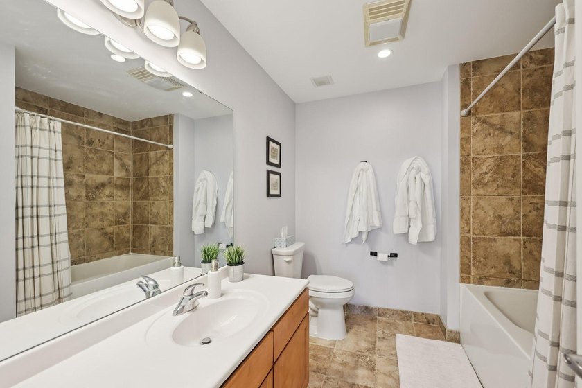 This Skyscape single-level end-unit condo offers the privacy and - photo 19