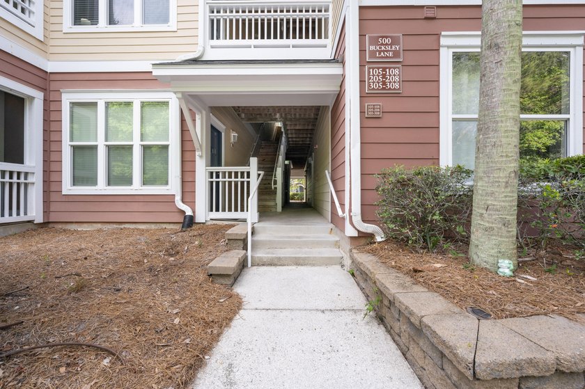 Beautiful 3 bed 2 bath condo on Daniel Island! Gourmet kitchen - photo 3