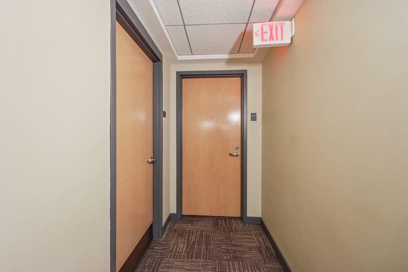 This Skyscape single-level end-unit condo offers the privacy and - photo 23