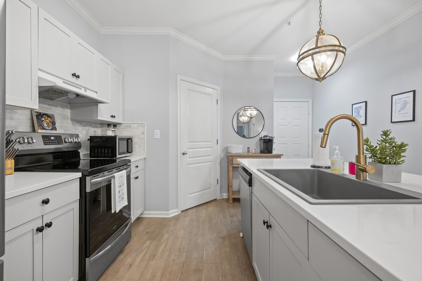 Beautiful 3 bed 2 bath condo on Daniel Island! Gourmet kitchen - photo 7