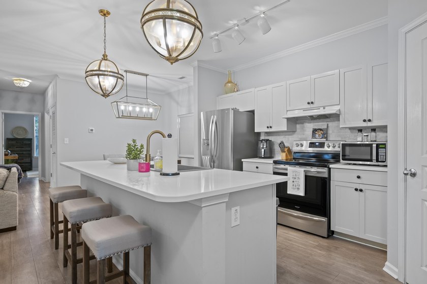 Beautiful 3 bed 2 bath condo on Daniel Island! Gourmet kitchen - photo 9