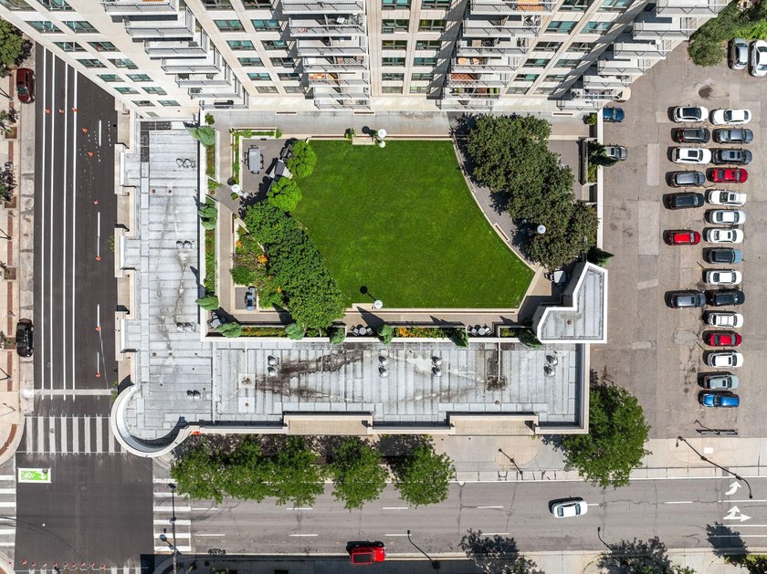 This Skyscape single-level end-unit condo offers the privacy and - photo 29