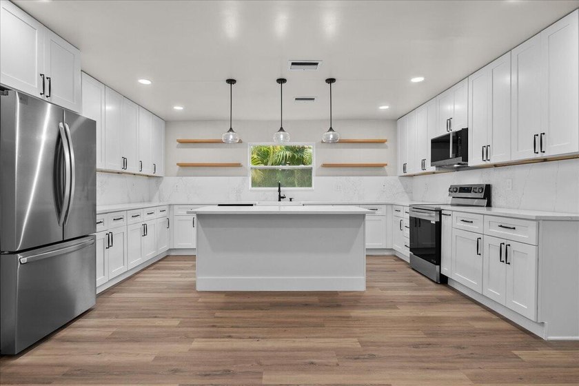 Beautifully renovated 4BR/3.5BA home in the heart of Lake Park - photo 5