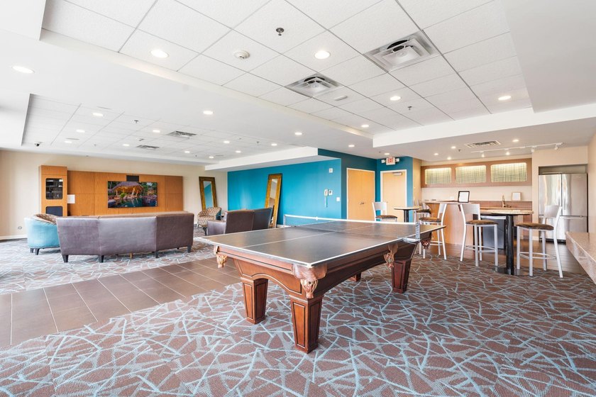 This Skyscape single-level end-unit condo offers the privacy and - photo 36