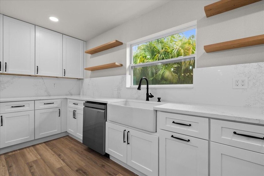 Beautifully renovated 4BR/3.5BA home in the heart of Lake Park - photo 7