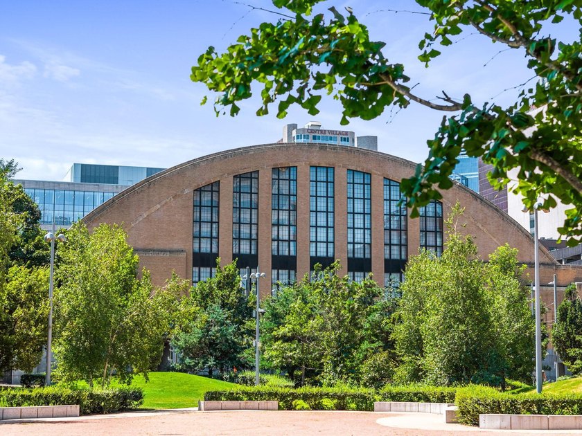 This Skyscape single-level end-unit condo offers the privacy and - photo 42