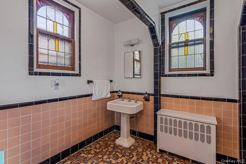 Exquisite Tudor attached townhouse nestled on a gorgeous, quiet - photo 12