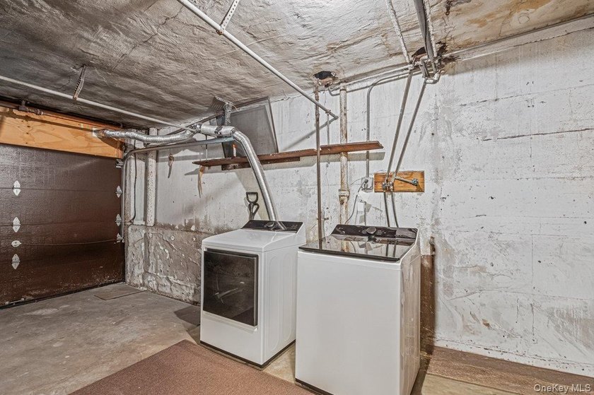 Exquisite Tudor attached townhouse nestled on a gorgeous, quiet - photo 18