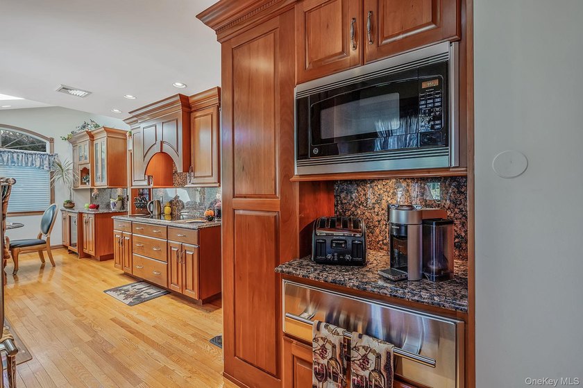 Welcome to this sprawling 1971-built, 4-bedroom, 2.5-bathroom - photo 11