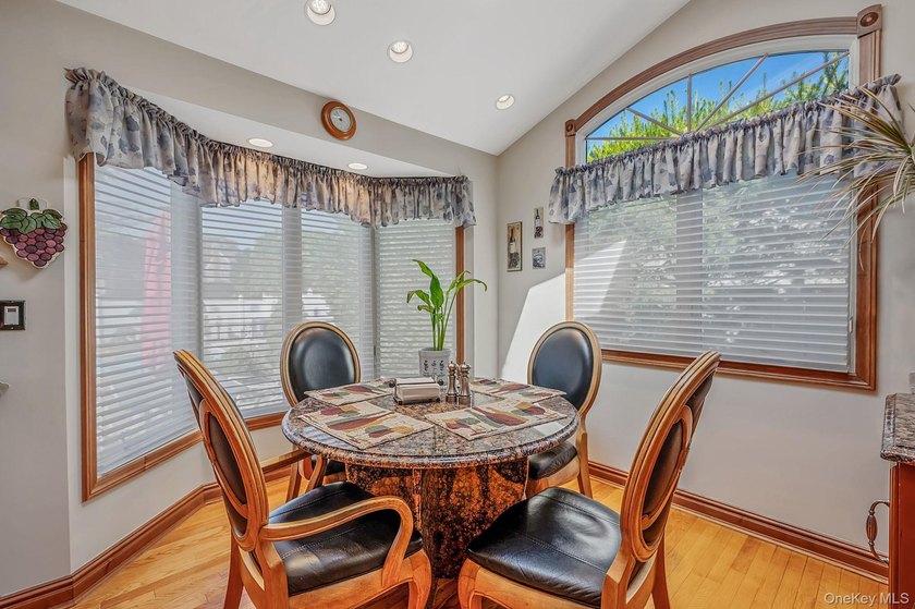 Welcome to this sprawling 1971-built, 4-bedroom, 2.5-bathroom - photo 12