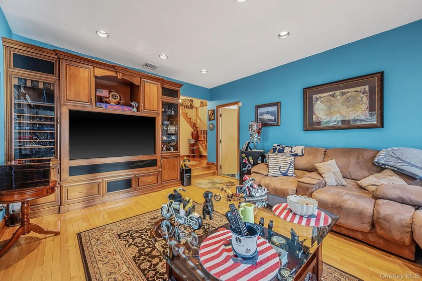 Welcome to this sprawling 1971-built, 4-bedroom, 2.5-bathroom - photo 15