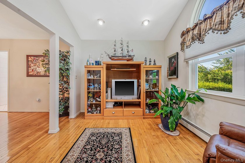 Welcome to this sprawling 1971-built, 4-bedroom, 2.5-bathroom - photo 20