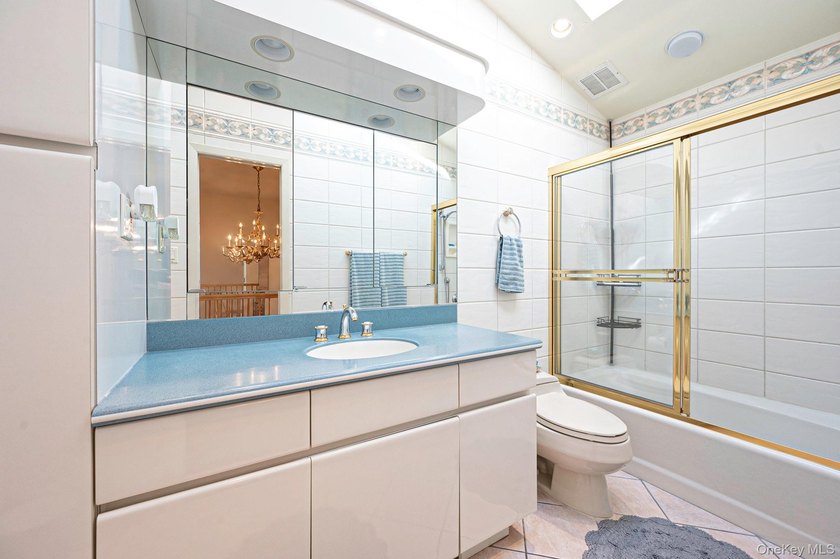 Welcome to this sprawling 1971-built, 4-bedroom, 2.5-bathroom - photo 25