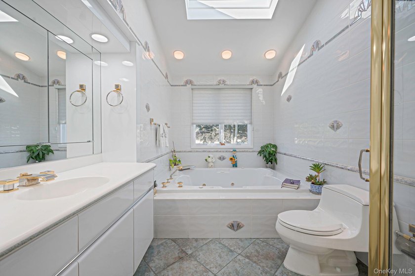 Welcome to this sprawling 1971-built, 4-bedroom, 2.5-bathroom - photo 28
