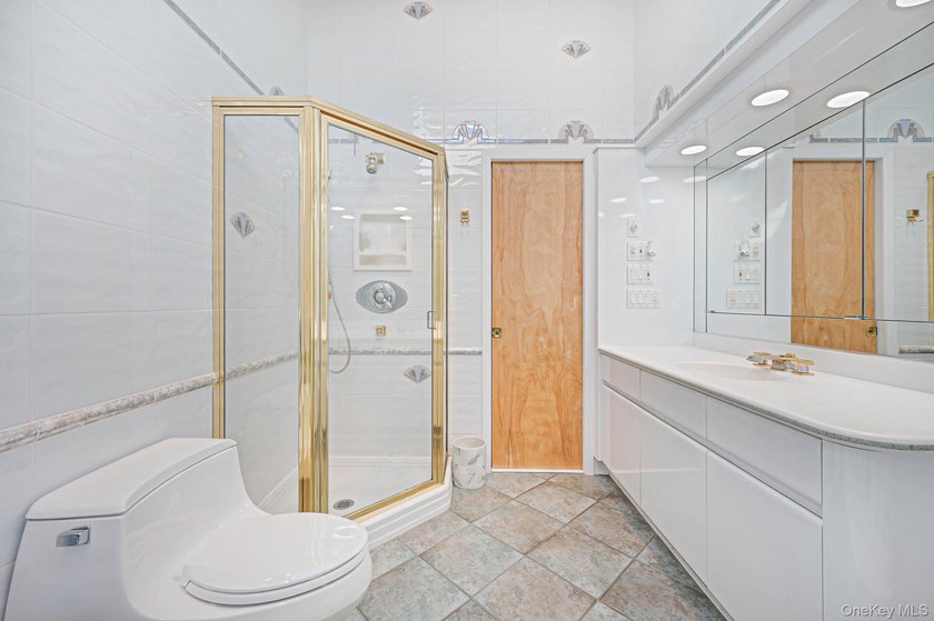Welcome to this sprawling 1971-built, 4-bedroom, 2.5-bathroom - photo 29
