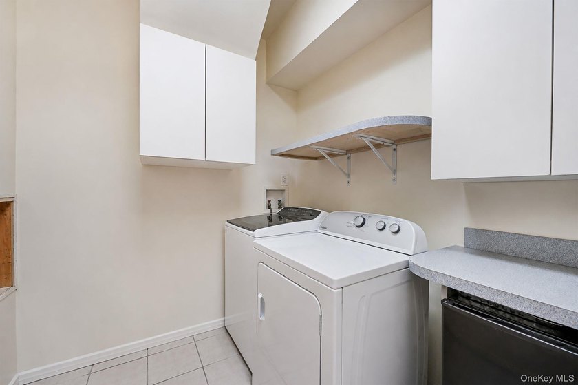 Welcome to this sprawling 1971-built, 4-bedroom, 2.5-bathroom - photo 32
