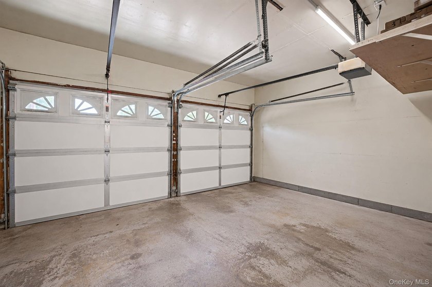 Welcome to this sprawling 1971-built, 4-bedroom, 2.5-bathroom - photo 33