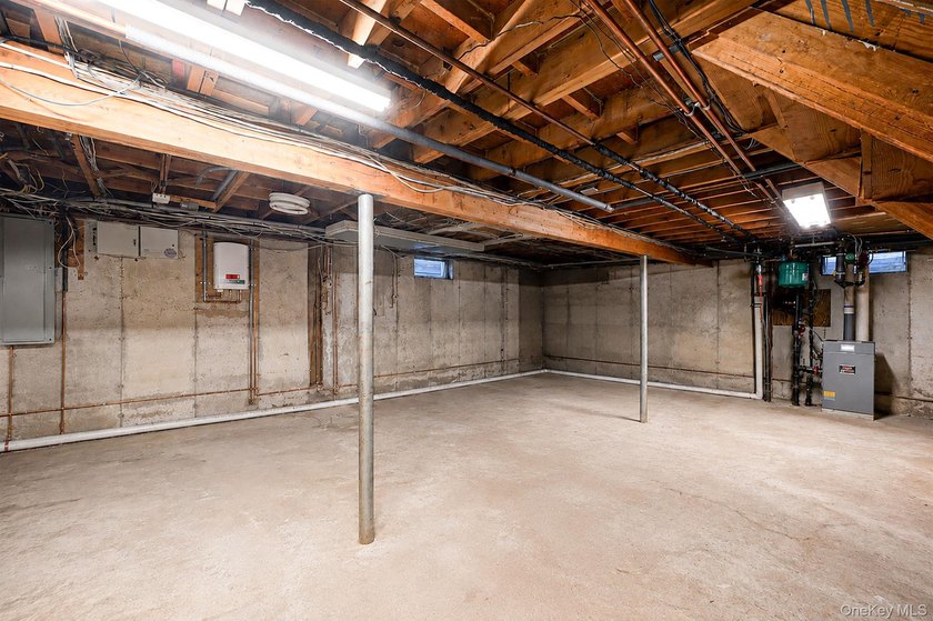 Welcome to this sprawling 1971-built, 4-bedroom, 2.5-bathroom - photo 34