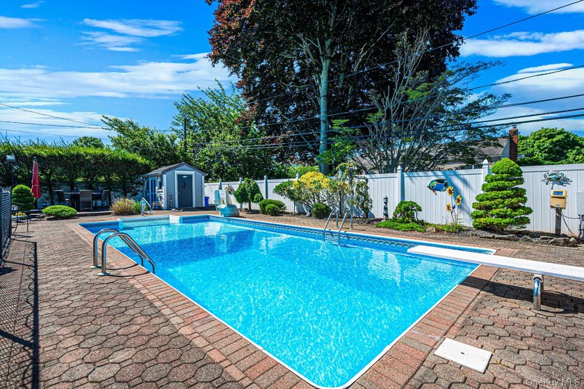 Welcome to this sprawling 1971-built, 4-bedroom, 2.5-bathroom - photo 38