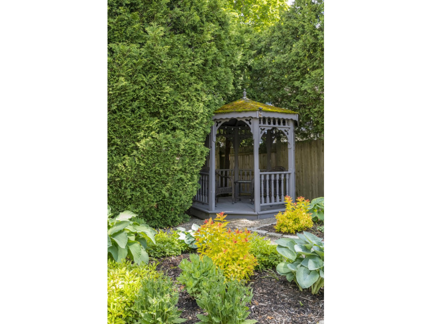 This beautiful 3,238 square foot c. 1832 Italianate sits in the - photo 44