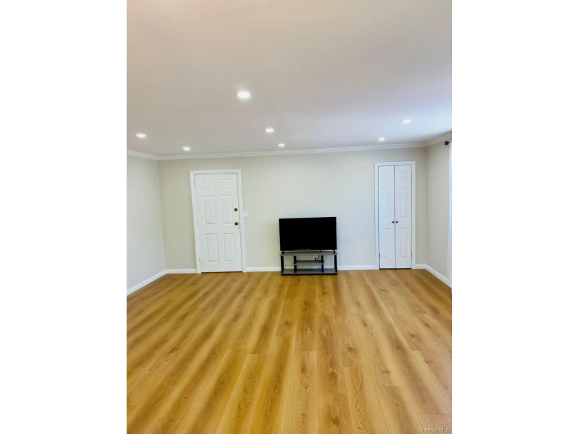Beautiful newly renovated Large 2 Bedrooms in one of the best - photo 7