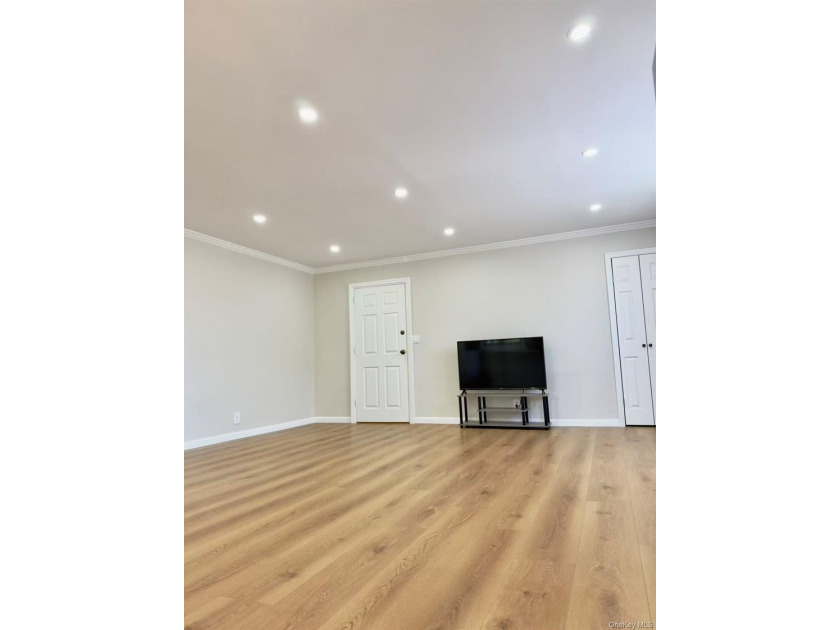 Beautiful newly renovated Large 2 Bedrooms in one of the best - photo 8