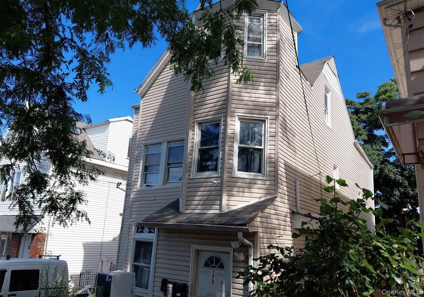 This Victorian Style Home Features 6 Bedrooms, 2 Full Baths, 2 - photo 2