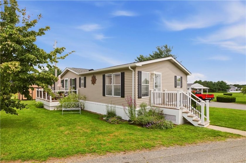 Welcome to this beautifully maintained 3-bedroom, 2-bath - photo 2