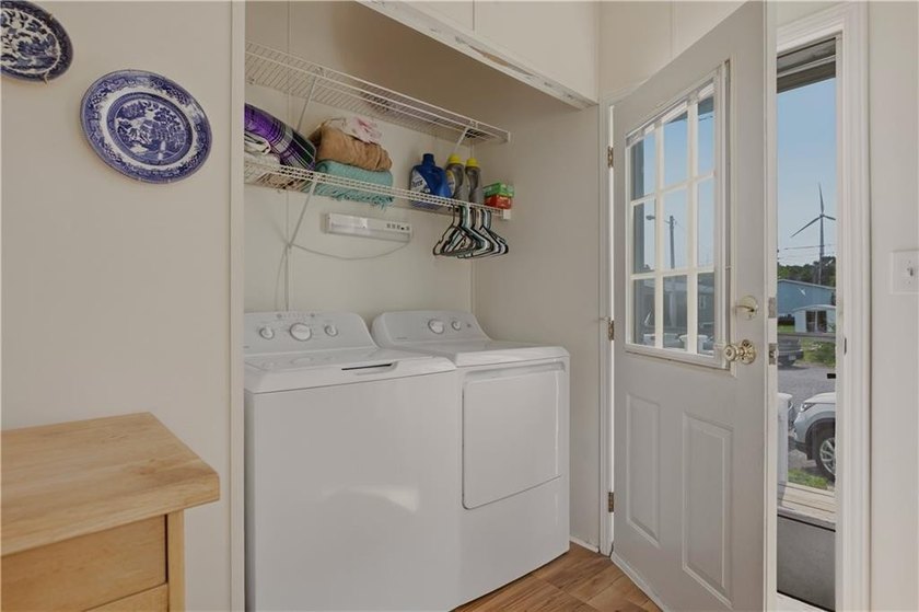 Welcome to this beautifully maintained 3-bedroom, 2-bath - photo 5