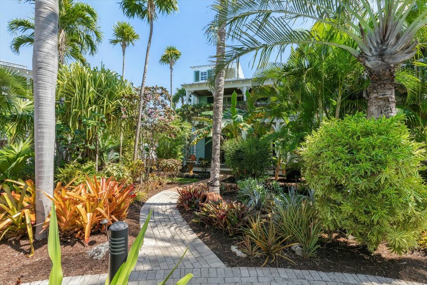 Surprising water views combined with maximum privacy are the - photo 7