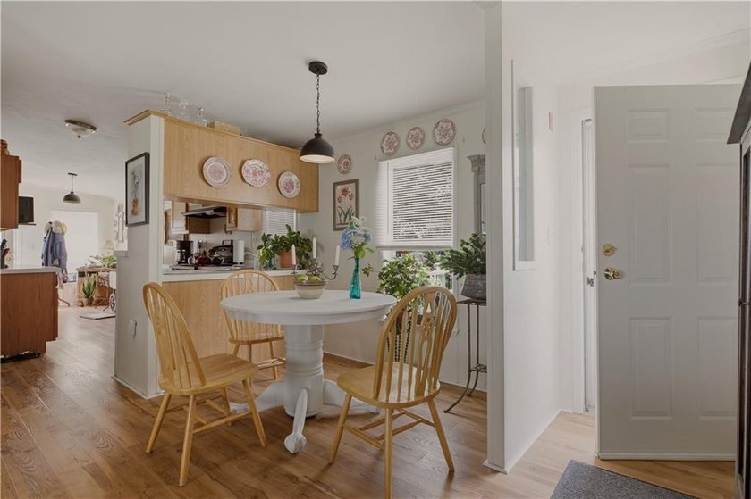 Welcome to this beautifully maintained 3-bedroom, 2-bath - photo 7