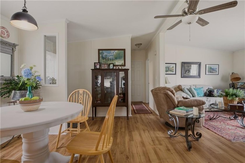Welcome to this beautifully maintained 3-bedroom, 2-bath - photo 8