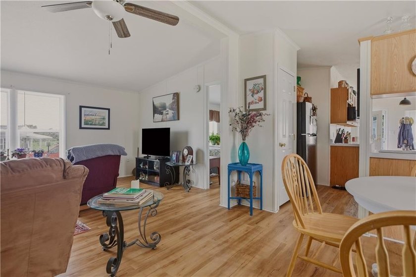 Welcome to this beautifully maintained 3-bedroom, 2-bath - photo 9