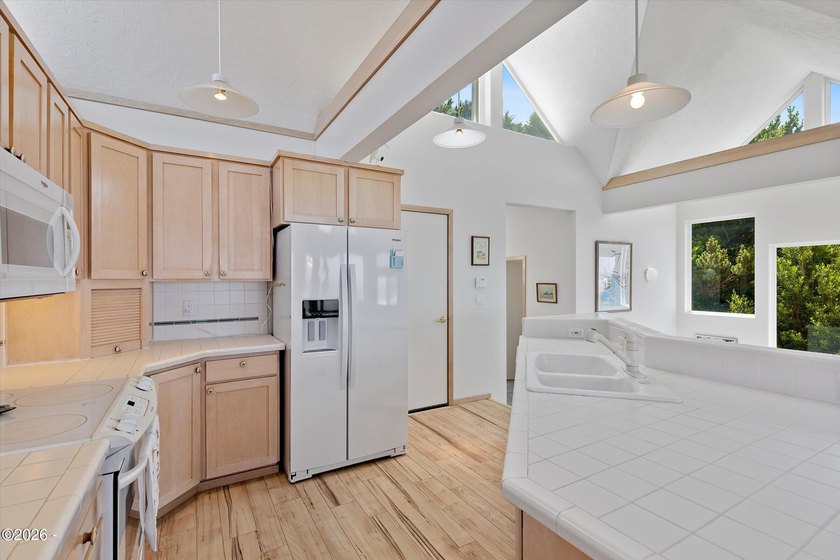 SPECTACULAR OCEAN VIEW HOME IN DESIRABLE ROADS END! Enjoy - photo 21