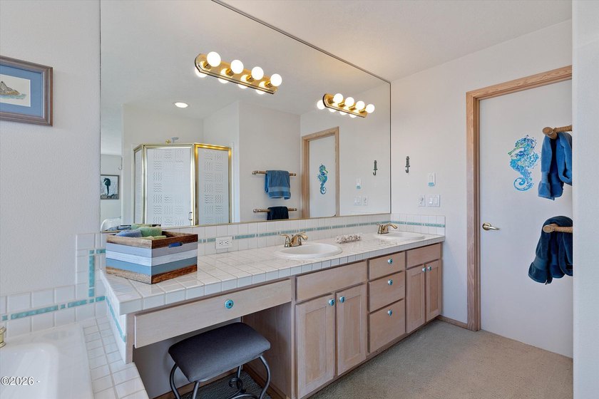 SPECTACULAR OCEAN VIEW HOME IN DESIRABLE ROADS END! Enjoy - photo 39