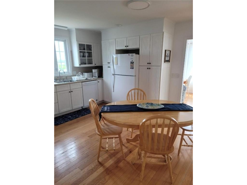Snug harbor * The Pipers Nest* This beautiful Colonial offers 3 - photo 9